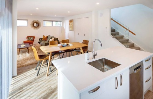 Christchurch House | Spacious Stay near Avon River w/Carpark