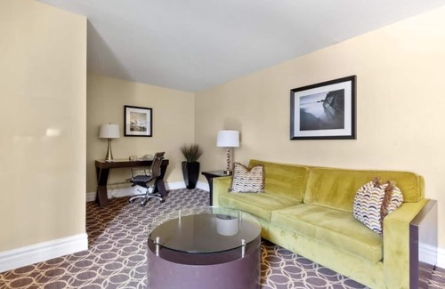 Corte Madera Hotel | Spacious Stay Near Golden Gate | Outdoor Pool | Free Parking | BBQ Area