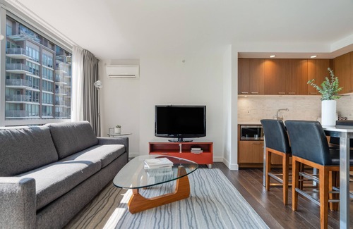 Downtown Vancouver Hotel | Spacious Studio Apartment Conveniently Located in Vancouver