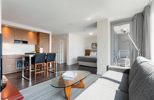 Downtown Vancouver Hotel | Spacious Studio Apartment Conveniently Located in Vancouver
