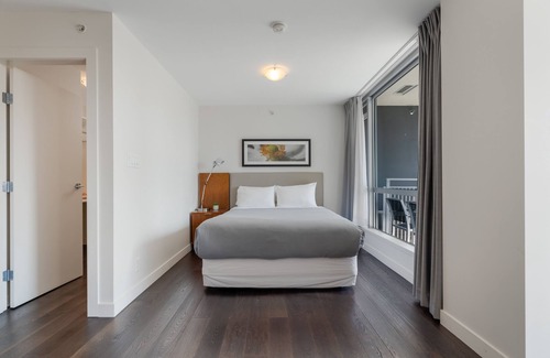 Downtown Vancouver Hotel | Spacious Studio Apartment Conveniently Located in Vancouver