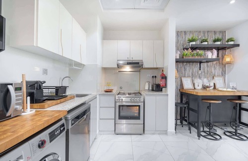 Business Bay Apartment | Spacious Studio for 4 in the heart of Business Bay!