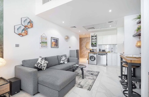 Business Bay Apartment | Spacious Studio for 4 in the heart of Business Bay!