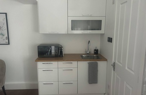 Bushey Apartment | Spacious studio. Free EV charging. Close to Harry Potter & fast trains to Euston