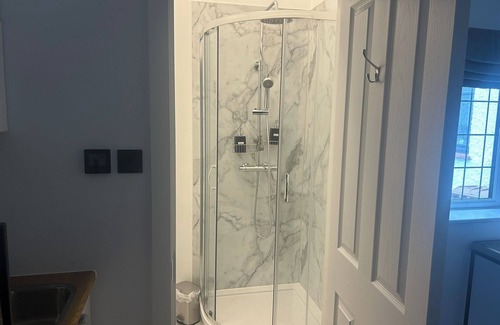 Bushey Apartment | Spacious studio. Free EV charging. Close to Harry Potter & fast trains to Euston