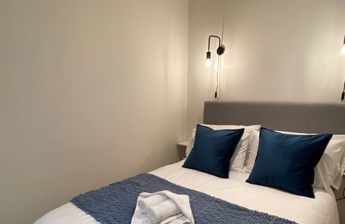 Salisbury Apartment | Spacious Studio Near Salisbury Town Centre
