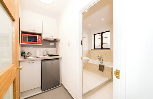Portsmouth Apartment | Spacious Studio with Bath & separate Kitchen
