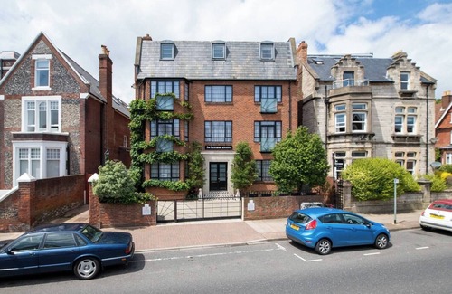 Portsmouth Apartment | Spacious Studio with Bath & separate Kitchen