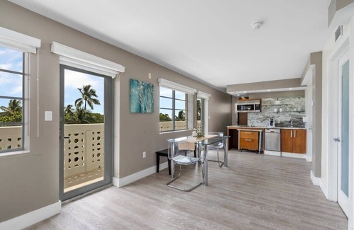 Miami Beach Condo | Spacious Studio with Roof Top Pool & Bar
