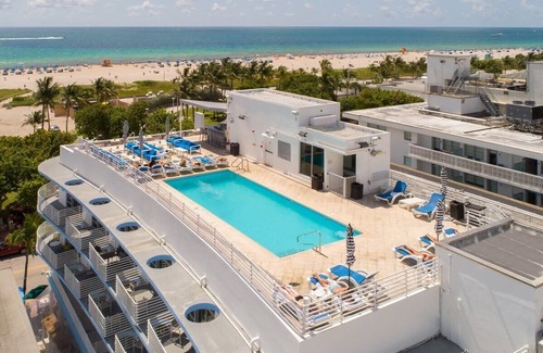 Miami Beach Condo | Spacious Studio with Roof Top Pool & Bar