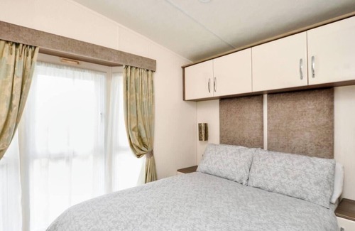 Great Houghton Cabin | Spacious Stunning Lakeside 3 bed Holiday Home