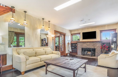 Nelson House | Spacious Stunning Historic Home Walk to Everything!