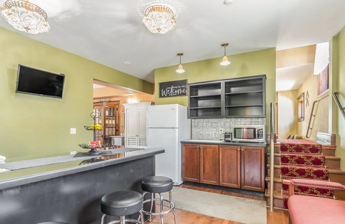 Nelson House | Spacious Stunning Historic Home Walk to Everything!