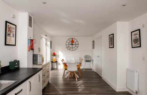 Southampton Apartment | Spacious & Stylish 4-Bed House with Hot Tub in Prime Location