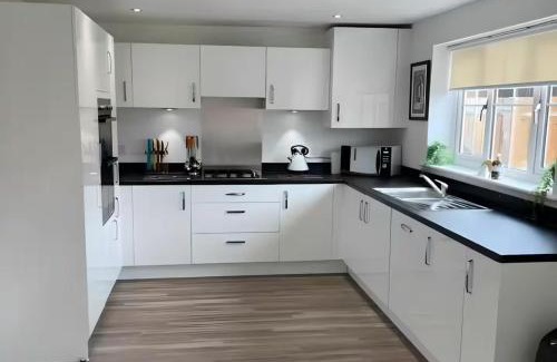 Southampton Apartment | Spacious & Stylish 4-Bed House with Hot Tub in Prime Location