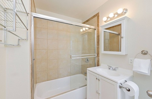 Clawson House | Spacious, Stylish 4 Bedroom Bay Area Home