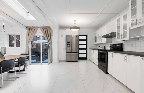Gay Village Apartment | Spacious & Stylish Downtown Retreat |Hot Tub