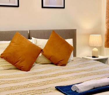 Reading House | Spacious & Stylish Stay - Perfect for Families & Contractors ! 3 Bedroom House in Reading upto 3 Free Parking !