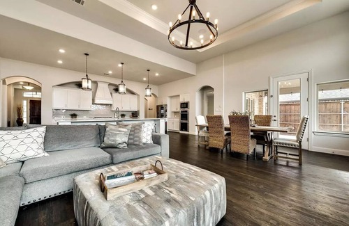 Prosper House | Spacious Suburban Sanctuary House with Huge Backyard