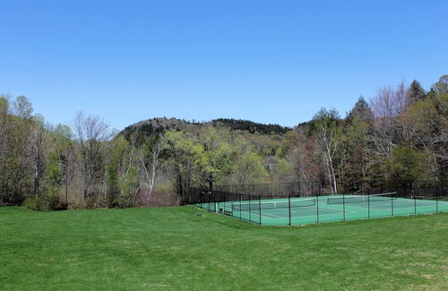 Warren Condo | Spacious Sugarbush Retreat - Wood Stove, Outdoor Pool, 5 Mins to Sugarbush