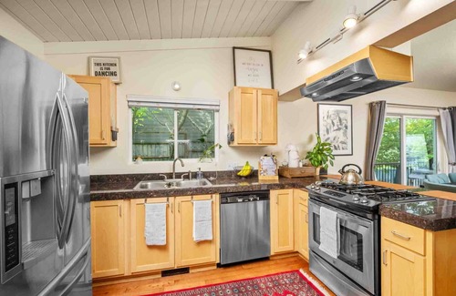 South Burlingame House | Spacious SW Portland 4BR/3BA | 2 King Suites | 15min to Downtown | Groups of 8