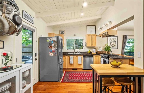 South Burlingame House | Spacious SW Portland 4BR/3BA | 2 King Suites | 15min to Downtown | Groups of 8