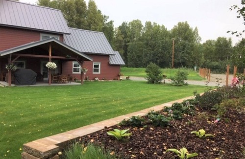 Susitna North House | Spacious Talkeetna home on Ruth Glacier Avenue