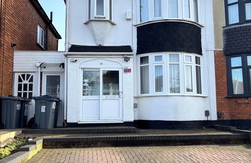 Cradley House | Spacious three bedroom near University of Birmingham & Queen Elizabeth Hospital