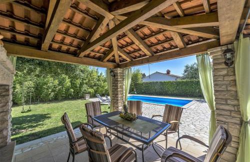 Kadumi Villa | Spacious Three-Bedroom Villa Balun with Pool