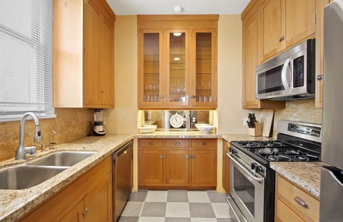 Larchmont Apartment | Spacious, top floor with view of downtown L.A., steps to Larchmont Village!