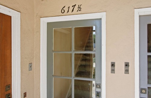 Larchmont Apartment | Spacious, top floor with view of downtown L.A., steps to Larchmont Village!