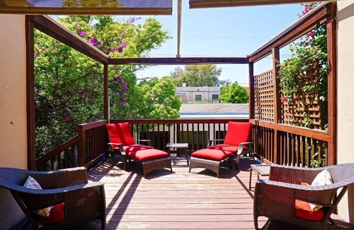 Larchmont Apartment | Spacious, top floor with view of downtown L.A., steps to Larchmont Village!