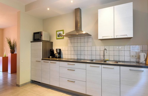 Nieuwpoort House | Spacious town house at canal with garden