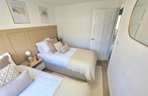 Coventry House | Spacious Town House - Coventry City Centre, Free Parking, Sleeps 6, High-Speed WiFi, En-suite, Great Location, A45, A46, JLR, NEC, Airport, Warwick & Stratford Upon Avon - Fernwood Stays - Your home away from home!