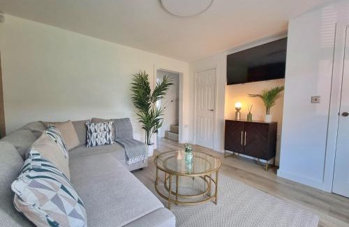 Coventry House | Spacious Town House - Coventry City Centre, Free Parking, Sleeps 6, High-Speed WiFi, En-suite, Great Location, A45, A46, JLR, NEC, Airport, Warwick & Stratford Upon Avon - Fernwood Stays - Your home away from home!