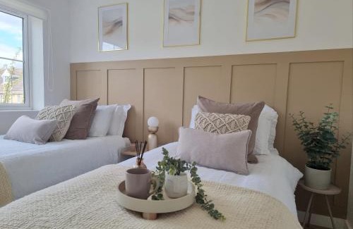 Coventry House | Spacious Town House - Coventry City Centre, Free Parking, Sleeps 6, High-Speed WiFi, En-suite, Great Location, A45, A46, JLR, NEC, Airport, Warwick & Stratford Upon Avon - Fernwood Stays - Your home away from home!