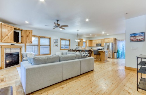 Sisters House | Spacious townhome with fireplace, covered porch, grill, & washer/dryer