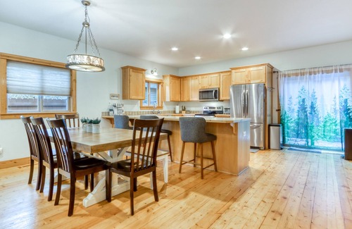 Sisters House | Spacious townhome with fireplace, covered porch, grill, & washer/dryer