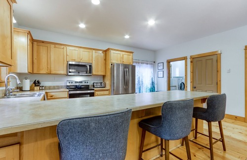 Sisters House | Spacious townhome with fireplace, covered porch, grill, & washer/dryer