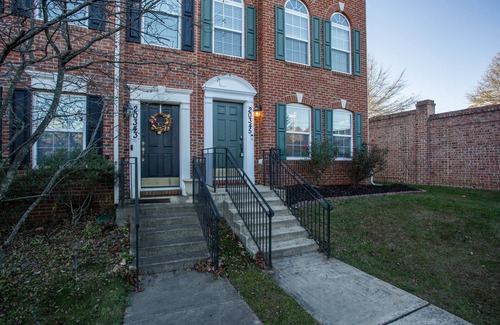 Germantown House | Spacious Townhouse Nestled in a Cul-de-Sac