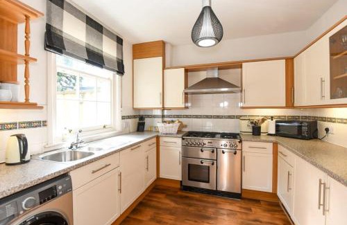 Wells House | Spacious Townhouse Private Parking Central Wells