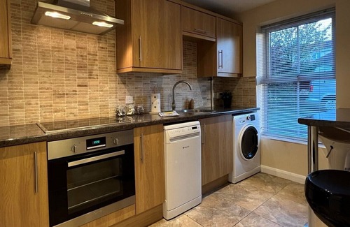 Telford House | Spacious Townhouse with Parking