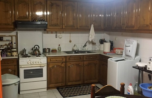 Aigio House | spacious townhouse with mature tree garden