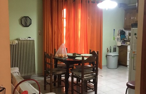 Aigio House | spacious townhouse with mature tree garden