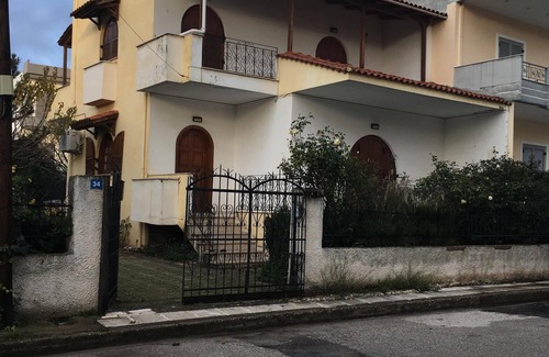 Aigio House | spacious townhouse with mature tree garden