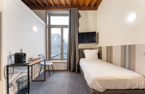 Historical Center Bruges Hotel | Spacious Triple Room in Historic Bruges.