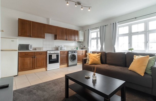 London Borough of Bromley Apartment | Spacious Two-Bedroom High Street Apartment