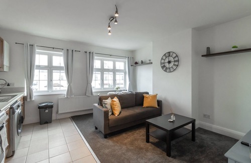 London Borough of Bromley Apartment | Spacious Two-Bedroom High Street Apartment