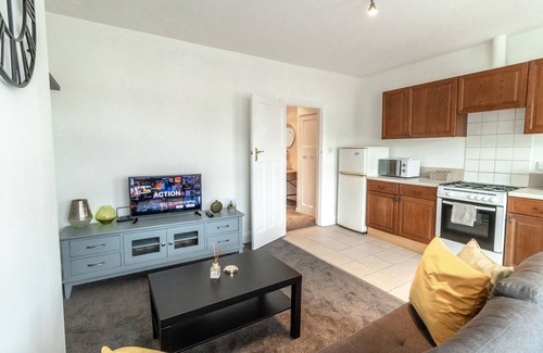 London Borough of Bromley Apartment | Spacious Two-Bedroom High Street Apartment