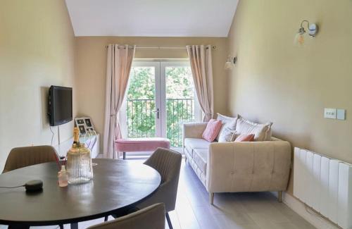 Wokingham Apartment | Spacious Two Bedroom Hideaway in Wokingham with En Suite, Free Wi Fi and Parking, Sleeps Four